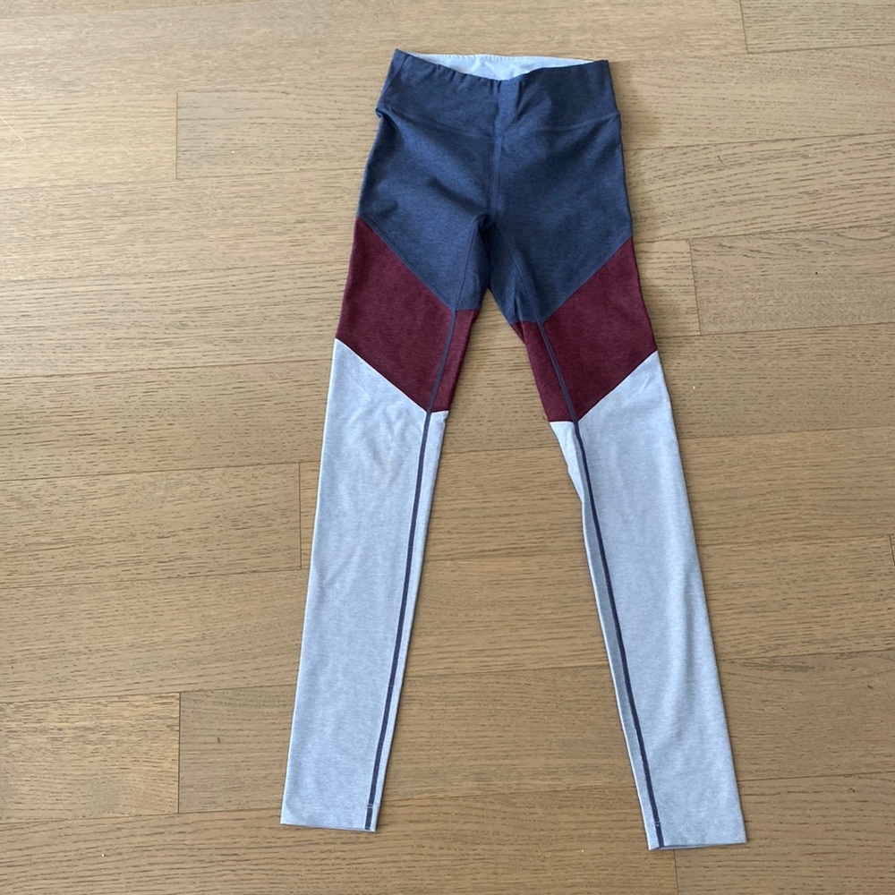 NEVER WORN. 3 tone, Outdoor Voices Legging, Size XS.